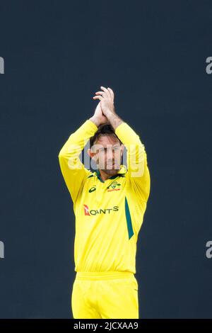 Kandy, Sri Lanka. 16.. Juni 2022. Glenn Maxwell aus Australien applaudiert beim ODI-Cricket-Spiel 2. zwischen Sri Lanka und Australien am 16.. Juni 2022 im Pallekele International Cricket Stadium in Kandy. Viraj Kothalwala/Alamy Live News Stockfoto