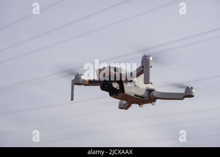 29 Dezember 2020 Eskisehir Türkei. DJI Mavic Mini Air Drohne in der Luft Nahaufnahme Stockfoto