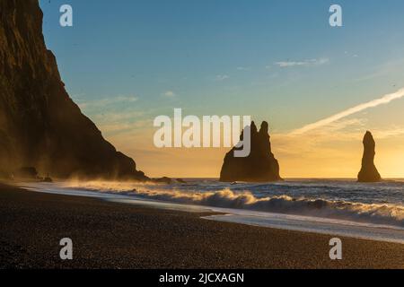 Schwarzer Sandstrand von Reynisfjara, Vik, Island, Polarregionen Stockfoto