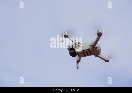 29 Dezember 2020 Eskisehir Türkei. DJI Mavic Mini Air Drohne in der Luft Nahaufnahme Stockfoto