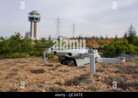 29 Dezember 2020 Eskisehir Türkei. DJI Mavic Mini Air Drohne in der Luft Nahaufnahme Stockfoto