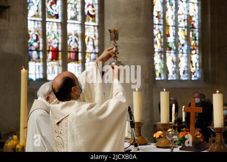 Sonntagsmesse in der Saint Nicolas Kirche, Beaumont-le-Roger, Eure, Frankreich, Europa Stockfoto