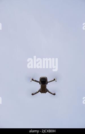 29 Dezember 2020 Eskisehir Türkei. DJI Mavic Mini Air Drohne in der Luft Nahaufnahme Stockfoto