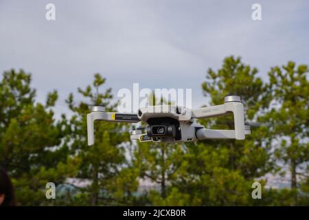 29 Dezember 2020 Eskisehir Türkei. DJI Mavic Mini Air Drohne in der Luft Nahaufnahme Stockfoto