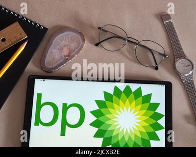 Deutschland. 16.. Juni 2022. In dieser Abbildung sehen Sie das Logo von BP plc, das auf einem Tablet zu sehen ist. (Foto von Igor Golovniov/SOPA Images/Sipa USA) Quelle: SIPA USA/Alamy Live News Stockfoto