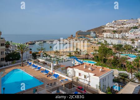 Blick auf den Strand und die Hotels im Stadtzentrum, Puerto Rico, Gran Canaria, Kanarische Inseln, Spanien, Atlantik, Europa Stockfoto