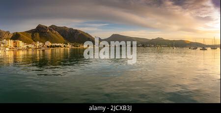 Blick auf den Sonnenaufgang in Hotels und Bars in Port de Pollenca, Port de Pollenca, Mallorca, Balearen, Spanien, Mittelmeer, Europa Stockfoto