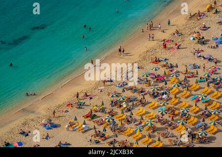 Blick auf den Strand Playa de Amadores aus erhöhter Lage, Puerto Rico, Gran Canaria, Kanarische Inseln, Spanien, Atlantik, Europa Stockfoto