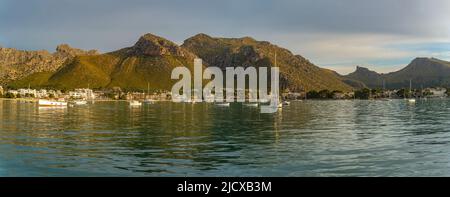 Blick auf den Sonnenaufgang in Hotels und Bars in Port de Pollenca, Port de Pollenca, Mallorca, Balearen, Spanien, Mediterran, Mediterran Stockfoto