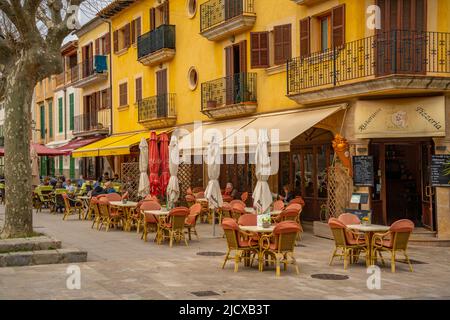 Blick auf Café und Bar in der Altstadt Arta, Arta, Mallorca, Balearen, Spanien, Mittelmeer, Europa Stockfoto