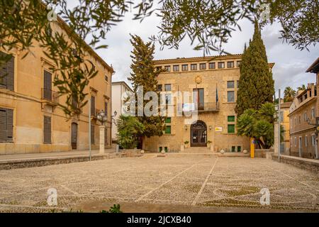 Blick auf das Rathaus in der Altstadt von Alcudia, Alcudia, Mallorca, Balearen, Spanien, Mittelmeer, Europa Stockfoto