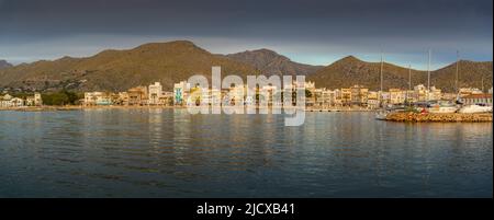 Blick auf den Sonnenaufgang in Hotels und Bars in Port de Pollenca, Port de Pollenca, Mallorca, Balearen, Spanien, Mittelmeer, Europa Stockfoto