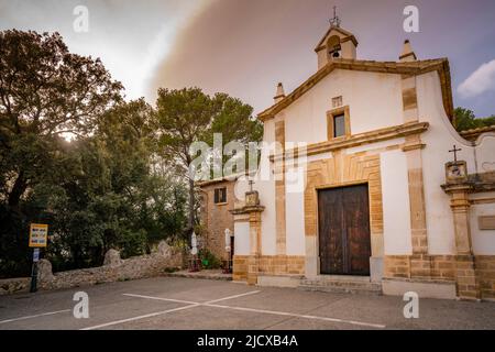 Blick auf die Kapelle von Calvary in der Altstadt von Pollenca, Pollenca, Mallorca, Balearen, Spanien, Mittelmeer, Europa Stockfoto