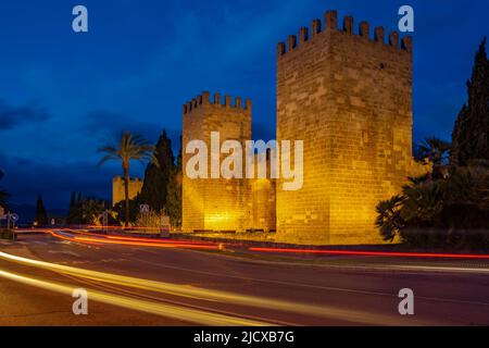 Blick auf Altstadttor und befestigte Mauern in der Altstadt bei Dämmerung, Alcudia, Mallorca, Balearen, Spanien, Mittelmeer, Europa Stockfoto