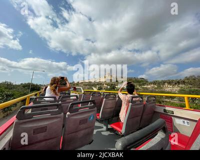 Hop-on-Hop-off-Touristen genießen die Aussicht Stockfoto