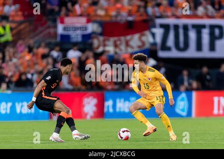 ROTTERDAM, NIEDERLANDE - 14. JUNI 2022: Walisischer Ethan Ampadu während der League A 2022 Nations League zwischen den Niederlanden und Wales am 14.. Juni 2022 im Feyenoord Stadium, Rotterdam. (Bild von John Smith/FAW) Stockfoto