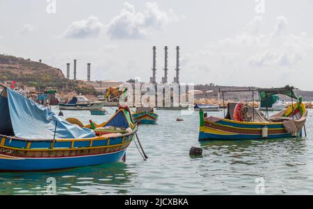 Hafen von Marsaxlokk mit der Energiefabrik Stockfoto