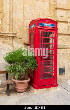 Rote Telefonzelle in Mdina Stockfoto