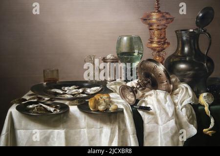 Stillleben mit einem Goldbecher von Willem Claesz Heda (1594-1680). Öl auf Platte, 1635. Rijksmuseum. Amsterdam. Niederlande. Stockfoto