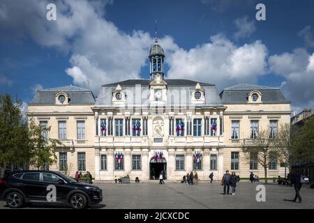 TROYES, FRANKREICH - 10.. APRIL 2022: Das Rathaus in Troyes, Champagne, und Menschen, die herumlaufen Stockfoto