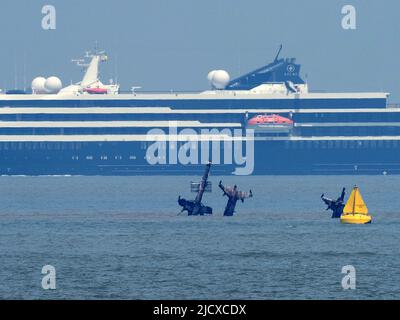 Sheerness, Kent, Großbritannien. 16.. Juni 2022. Das Kreuzschiff „World Navigator“ hat heute Nachmittag Sheerness, Kent, passiert. Masten des Schiffswracks der SS Richard Montgomery (Vordergrund). Kredit: James Bell/Alamy Live Nachrichten Stockfoto