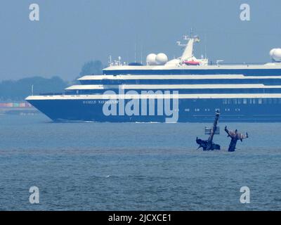 Sheerness, Kent, Großbritannien. 16.. Juni 2022. Das Kreuzschiff „World Navigator“ hat heute Nachmittag Sheerness, Kent, passiert. Masten des Schiffswracks der SS Richard Montgomery (Vordergrund). Kredit: James Bell/Alamy Live Nachrichten Stockfoto