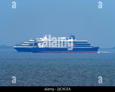 Sheerness, Kent, Großbritannien. 16.. Juni 2022. Das Kreuzschiff „World Navigator“ hat heute Nachmittag Sheerness, Kent, passiert. Kredit: James Bell/Alamy Live Nachrichten Stockfoto