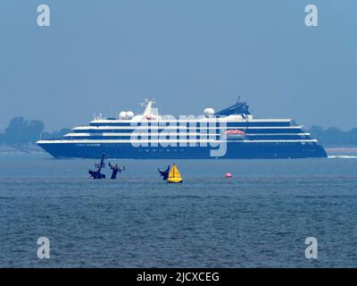 Sheerness, Kent, Großbritannien. 16.. Juni 2022. Das Kreuzschiff „World Navigator“ hat heute Nachmittag Sheerness, Kent, passiert. Masten des Schiffswracks der SS Richard Montgomery (Vordergrund). Kredit: James Bell/Alamy Live Nachrichten Stockfoto