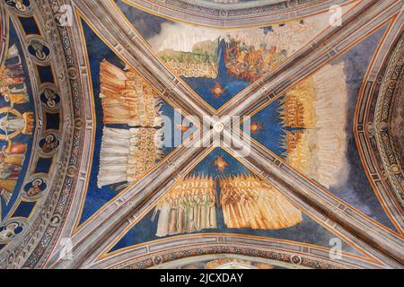 Das Innere einer Kirche mit mittelalterlichen Gemälden, die in der heiligen catherin in Galatina, einer historischen Stadt in der Region Apulien in Italien, gebaut wurde. Stockfoto