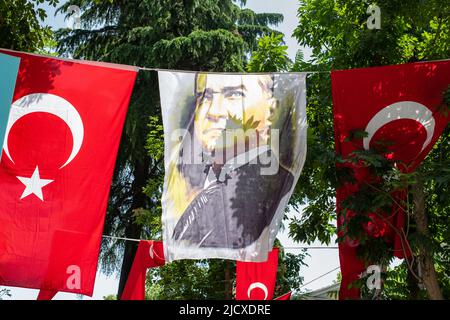 Atatürk-Porträt und türkische Fahnen hängen vor der Bahariye Secondary School, Istanbul, Türkei Stockfoto