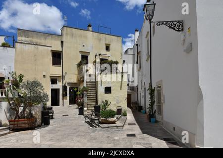 Eine schmale Straße zwischen den alten Häusern von Galatina, einem alten Dorf in der Provinz Lecce in Italien. Stockfoto