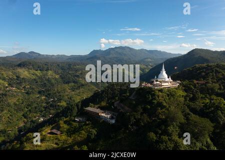 Mahamevnawa Buddhistisches Kloster zwischen Bergen und Hügeln. Tempel in der Bergspitze. Bandarawela, Sri Lanka. Stockfoto