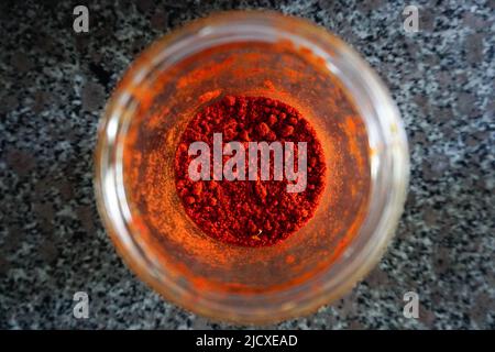 Pulverisierte rote Paprika im Glas Nahaufnahme Stockfoto