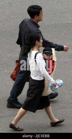 Nordkoreanische Familie, die am 3. Oktober 2007 vor dem Hotel Koryo in Pyong Yang, im Zentrum von Nordkorea, spazieren ging. Stockfoto