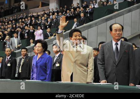 Der südkoreanische Präsident Roh Moo-hyun (L) spricht mit Kim Yong-nam, dem Präsidenten des nordkoreanischen parlaments, während sie die nordkoreanischen Arirang-Massenspiele im Stadion am 1. Mai in Pjöngjang am 3. Oktober 2007 verfolgen. Roh erlebte eine der typischen Massenspiele des Nordens, komplett mit Gänsehautsoldaten, tanzenden Schülerinnen und einem großen Flip-Card-Animationsbereich, der die Vereinigung unter dem kommunistischen Banner des Nordens fördert. Stockfoto