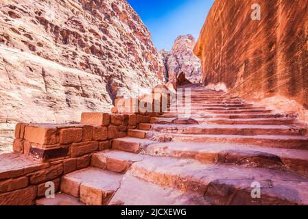 Petra, Jordanien - Alte Hauptstadt des Nabateischen Königreichs, Gegenwart Wadi Musa Stadt in jordanischem Königreich. Felsige Stufen zum Aussichtspunkt über Treasury. Stockfoto