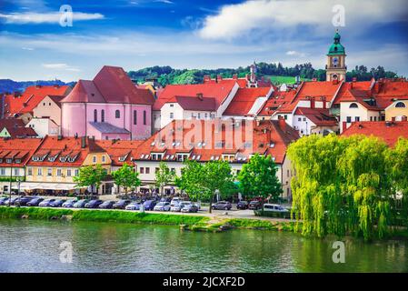 Maribor, Slowenien. Herrlicher Blick auf die Altstadt von Maribor von der Hauptbrücke (Stari Most) auf die Drau vor Sonnenuntergang. Landschaftlich reizvolles Stadtbild der Niedersteiermark Stockfoto