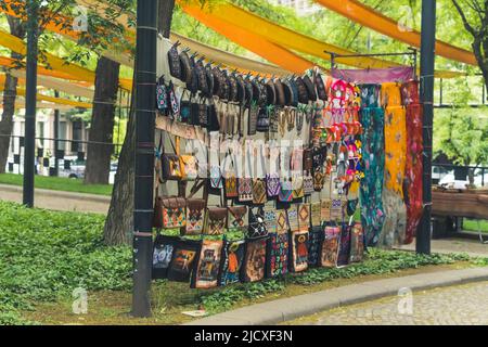 18.05.2022. Tiflis, Georgien. Hüte, Taschen und andere Dinge mit georgischen Ornamenten zum Verkauf auf der Straße. Hochwertige Fotos Stockfoto