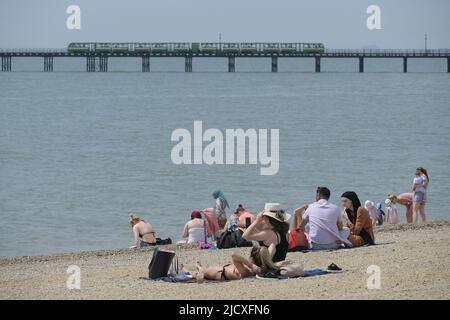 Southend-on-Sea Essex, Großbritannien. 16.. Juni 2022. Sonnenanbeter genießen die warme Sonne, während der berühmte Southend Pier-Zug zum Pier-Kopf fährt. Die Menschen fahren in die Küstenstadt Southend on Sea, um das extrem heiße Wetter, das über den Süden Englands hinwegfegt, zu nutzen, wo die Temperaturen in den nächsten Tagen voraussichtlich über 30c erreichen werden. Quelle: MARTIN DALTON/Alamy Live News Stockfoto