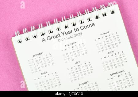 Der 12 Monate Tischkalender 2023 auf rosa Hintergrund. Stockfoto