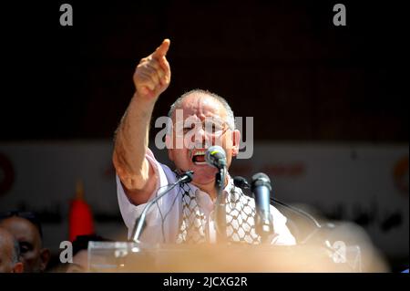 Tunis, Tunesien. 16.. Juni 2022. Rede von Nourreddine Tabboubi, Generalsekretärin, vor dem Hauptsitz der UGTT in Tunis.Tunesische Beschäftigte des öffentlichen Sektors organisierten einen Generalstreik, der von der einflussreichen tunesischen Allgemeinen Arbeitsunion aufgerufen wurde, höhere Gehälter zu fordern. An dem eintägigen Streik sind 159 öffentliche Institutionen beteiligt, darunter Häfen und Flughäfen in Tunis, Tunesien, am 16. Juni 2022.Foto von Yassine Mahjoub. (Bild: © Chokri Mahjoub/ZUMA Press Wire) Stockfoto