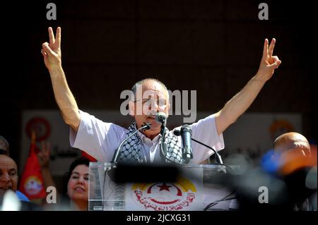 Tunis, Tunesien. 16.. Juni 2022. Rede von Nourreddine Tabboubi, Generalsekretärin, vor dem Hauptsitz der UGTT in Tunis.Tunesische Beschäftigte des öffentlichen Sektors organisierten einen Generalstreik, der von der einflussreichen tunesischen Allgemeinen Arbeitsunion aufgerufen wurde, höhere Gehälter zu fordern. An dem eintägigen Streik sind 159 öffentliche Institutionen beteiligt, darunter Häfen und Flughäfen in Tunis, Tunesien, am 16. Juni 2022.Foto von Yassine Mahjoub. (Bild: © Chokri Mahjoub/ZUMA Press Wire) Stockfoto