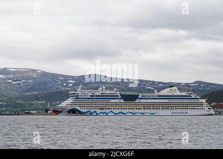 AIDAluna im Alta Hafen Juni 2022 mit noch Schnee auf Berggipfeln im Hintergrund Stockfoto