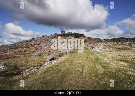 Die Überreste einer stillgegangenem Straßenbahngleis, die zum Stowes Hill Quarry Cheesewring Quarry auf dem zerklüfteten Bodmin Moor in Cornwall führen. Stockfoto