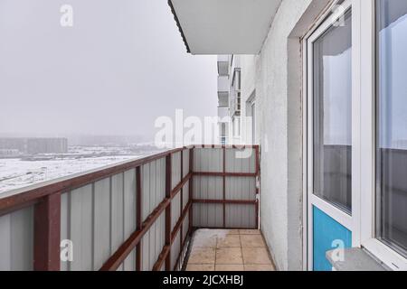 Ein Foto von einem Balkon im Winter Stockfoto