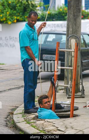 Brasilien, Rio de Janeiro, Stromkabel werden über und unter den Straßen in Santa Teresa Viertel gelegt. Stockfoto