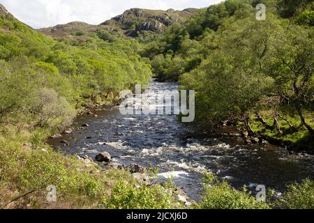 Fluss Kirkaig, der von den Fällen von Kirkaig, Lochinver, Assynt, Schottland, abführt Stockfoto