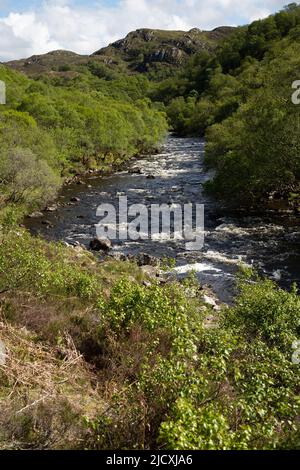 Fluss Kirkaig, der von den Fällen von Kirkaig, Lochinver, Assynt, Schottland, abführt Stockfoto