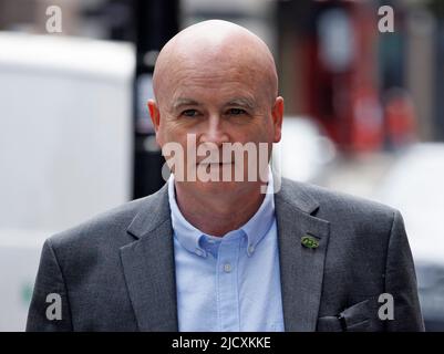 London, Großbritannien. 16.. Juni 2022. MICK LYNCH, Generalsekretär der National Union of Rail, Maritime and Transport Workers, trifft am RMT-Hauptsitz in Euston, London, ein. Nächste Woche wird die Hälfte aller Bahnstrecken geschlossen, wenn am 21., 23. Und 25. Juni Tausende von Arbeitern durch Großbritannien gehen. Bildnachweis: Ben Cawthra/Sipa USA **KEINE Verkäufe in Großbritannien** Bildnachweis: SIPA USA/Alamy Live News Stockfoto