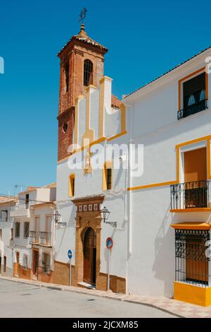 Ein Blick auf die Fassade des Ermita de la Virgen del Carmen-Schreines in Cuevas de San Marcos, in der Provinz Malaga, Spanien, an einem sonnigen Frühlingstag Stockfoto